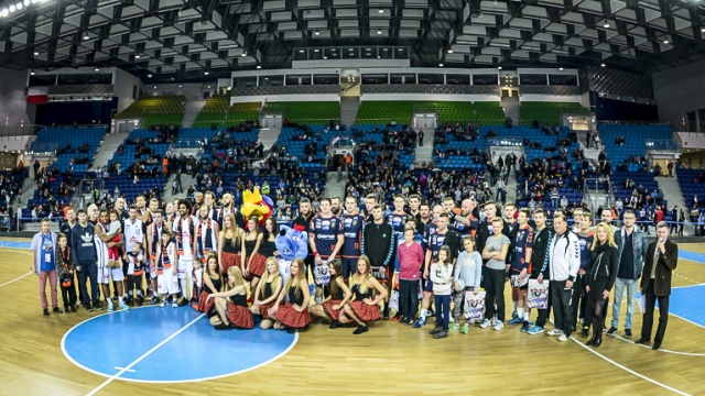 Koszykarze King Wilków Morskich wygrali z piłkarzami Pogoni Gaz-System w pierwszym z trzech charytatywnych pojedynków w hali Arena Szczecin. Fot. Jarosław Gaszyński [Radio Szczecin] Szczypiorniści kontra koszykarze. Zagrali dla chorego trenera [WIDEO, ZDJĘCIA]