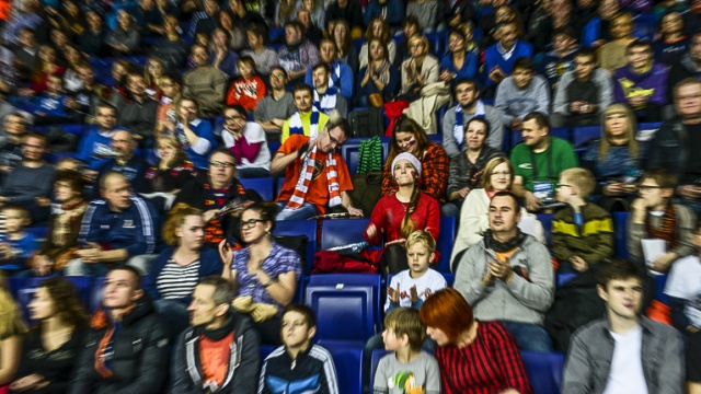 Koszykarze King Wilków Morskich wygrali z piłkarzami Pogoni Gaz-System w pierwszym z trzech charytatywnych pojedynków w hali Arena Szczecin. Fot. Jarosław Gaszyński [Radio Szczecin] Szczypiorniści kontra koszykarze. Zagrali dla chorego trenera [WIDEO, ZDJĘCIA]