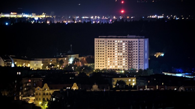 2014-08-01 - W 28 oknach domu studenckiego nr 3 US przy ulicy Kordeckiego, szczecińska młodzież włączyła, w piątek po godz. 22.00, światła tworzące symbol Polski Walczącej. Fot. Łukasz Szełemej [Radio Szczecin] To był rekordowy rok. 2014 w obiektywie Radia Szczecin [ZDJĘCIA, WIDEO]