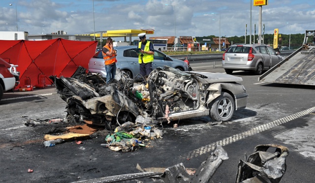 2014-08-16 - Trzy osoby zginęły w wypadku na drodze S3. W sobotę rano, między zjazdami na Gryfino i Klucz w kierunku Szczecina, zderzyły się dwa samochody. Fot. Łukasz Szełemej [Radio Szczecin] To był rekordowy rok. 2014 w obiektywie Radia Szczecin [ZDJĘCIA, WIDEO]
