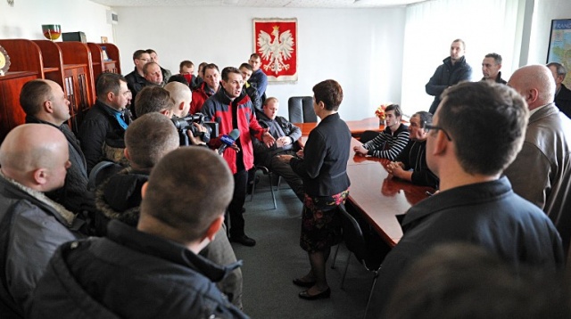 2014-02-06 - Kilkudziesięciu wzburzonych rolników wtargnęło do siedziby Zachodniopomorskiej Izby Rolniczej przy ulicy Smolańskiej w Szczecinie. Fot. Łukasz Szełemej [Radio Szczecin] To był rekordowy rok. 2014 w obiektywie Radia Szczecin [ZDJĘCIA, WIDEO]