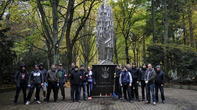 2014-10-26 - Członkowie szczecińskich środowisk patriotycznych uporządkowali miejsca spoczynku żołnierzy września '39 roku oraz żołnierzy Armii Krajowej. Fot. Łukasz Szełemej [Radio Szczecin] To był rekordowy rok. 2014 w obiektywie Radia Szczecin [ZDJĘCIA, WIDEO]