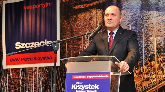 2014-11-30 - Piotr Krzystek wygrał wybory na prezydenta Szczecina. Uzyskał 72 procent głosów. Takie są oficjalne wyniki Miejskiej Komisji Wyborczej. Fot. Łukasz Szełemej [Radio Szczecin] To był rekordowy rok. 2014 w obiektywie Radia Szczecin [ZDJĘCIA, WIDEO]