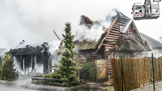 2014-12-07 - Budynek restauracji Chałupa przy ulicy Południowej w Szczecinie spłonął doszczętnie. Pożar wybuchł w niedzielę rano. Fot. Jarosław Gaszyński [Radio Szczecin] To był rekordowy rok. 2014 w obiektywie Radia Szczecin [ZDJĘCIA, WIDEO]
