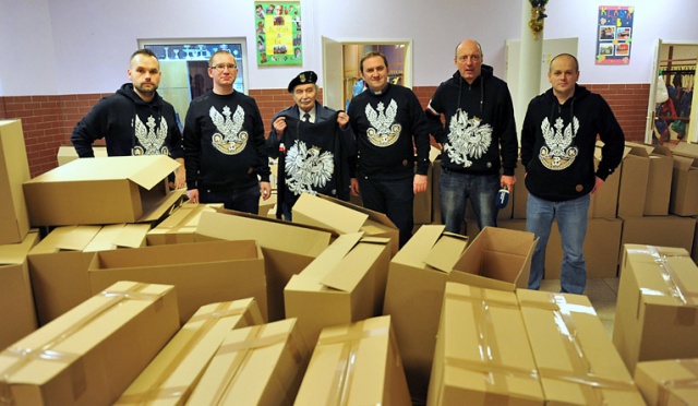 2014-12-18 - Pakowanie paczek w ramacj akcji Paczka dla Rodaka i Bohatera na Kresach. Dary w piątek pojechały na Litwę. Fot. Łukasz Szełemej [Radio Szczecin] To był rekordowy rok. 2014 w obiektywie Radia Szczecin [ZDJĘCIA, WIDEO]