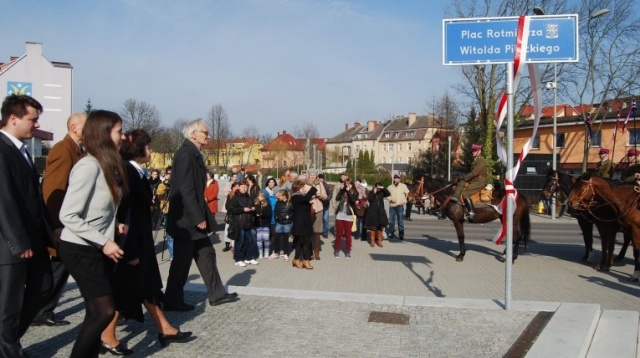 2014-03-14 - Plac przy Pomniku Niepodległości w centrum Goleniowa nosi już imię rotmistrza Witolda Pileckiego. Oficjalne odsłonięcie tablicy odbyło się w piątek. Fot. Paweł Palica [Radio Szczecin] To był rekordowy rok. 2014 w obiektywie Radia Szczecin [ZDJĘCIA, WIDEO]