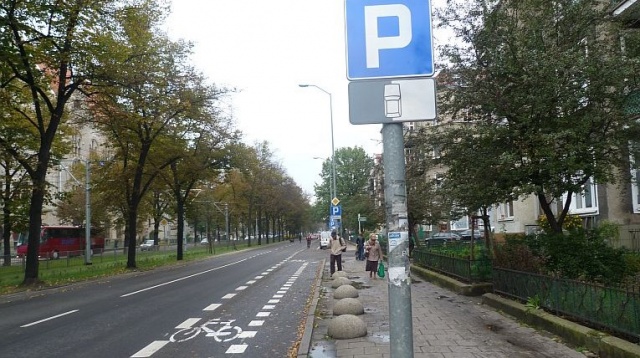 Betonowe kule usunięte. Kierowcy mogą już parkować przy Piastów