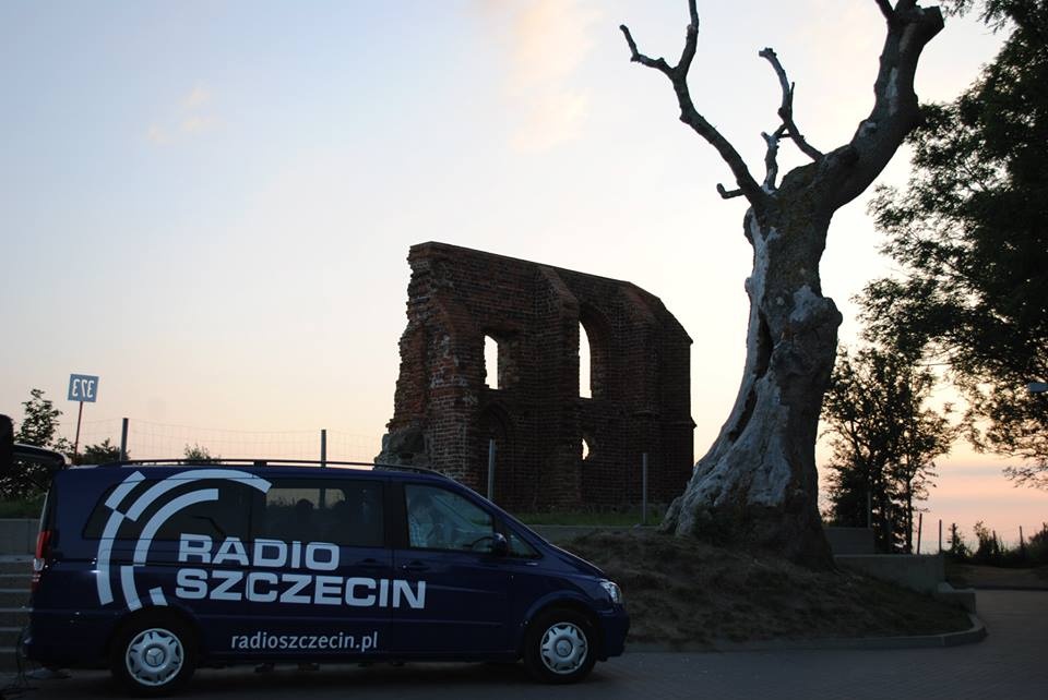 Od rana Radio Szczecin nadawało z okolic ruin kościoła w Trzęsaczu. Fot. Piotr Sikora [Radio Szczecin]