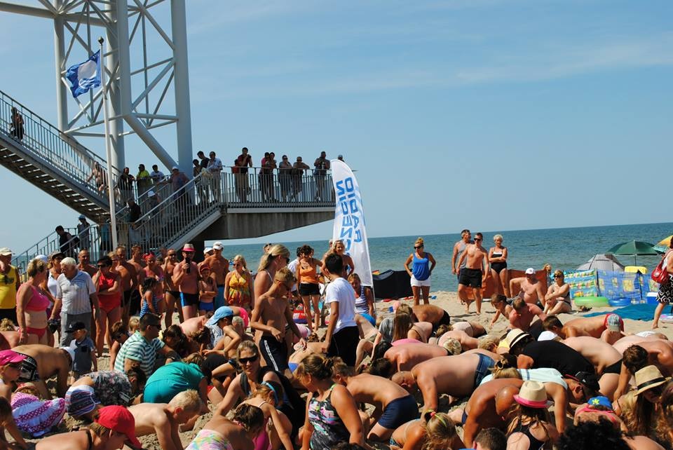 Ponad dwieście osób szukało pieniędzy zakopanych na plaży w Trzęsaczu. Fot. Piotr Sikora [Radio Szczecin]