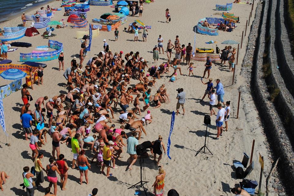 Ponad dwieście osób szukało pieniędzy zakopanych na plaży w Trzęsaczu. Fot. Krzysztof Żurek [Radio Szczecin]