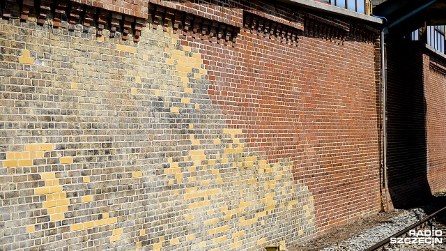 Szpetota i fuszerka - w takich słowach szczecinianie oceniają remont muru oporowego na Dworcu Szczecin Główny. Fot. Jarosław Gaszyński [Radio Szczecin] Architektoniczny koszmar na Dworcu Głównym w Szczecinie [ZDJĘCIA, WIDEO]