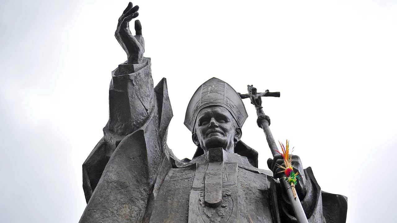 Koniec sporu o pomnik Jana Pawła II. Monument zostaje w Ploermel