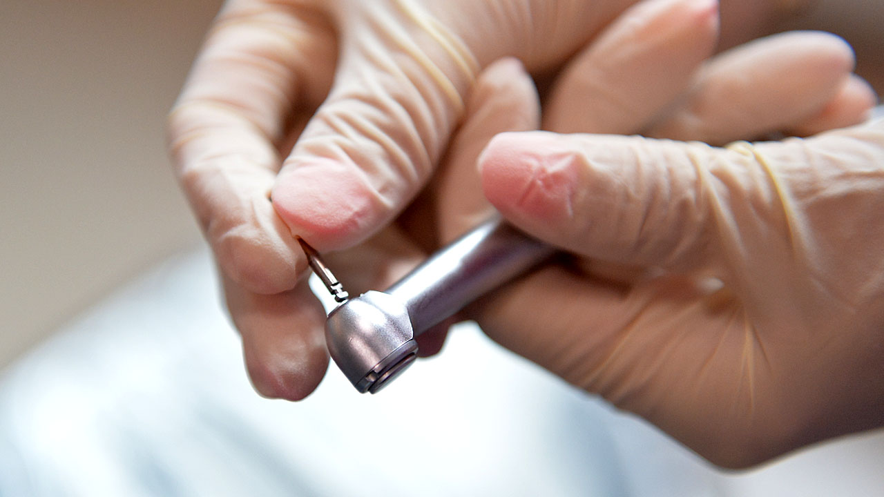 - Marzy nam się dentystyczna akcja propagandowa - mówią szczecińscy stomatolodzy. Na komisji zdrowia w Urzędzie Miasta przedstawili pomysły na to, jak zachęcić szczecinian do dbania o zęby.