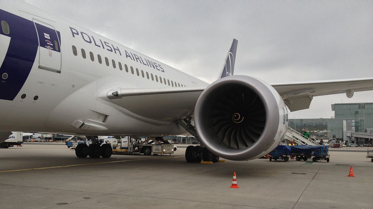 Samoloty Boeing 787 - Dreamliner we flocie PLL LOT będą mogły lądować przy niemalże zerowej widzialności. Urząd Lotnictwa Cywilnego wydał odpowiedni certyfikat.
