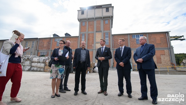 Prawie stu ludzi zatrudniła już nowa papiernia firmy Apis na szczecińskim Skolwinie. Fot. Konrad Nowak [Radio Szczecin] Skolwin znów ma papiernię [WIDEO, ZDJĘCIA]