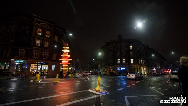 Około stu osób uczestniczyło w symbolicznym odsłonięciu Frygi w centrum Szczecina. Siedmiometrowy, żółto-czerwony bąk stoi na placu Zamenhofa. Fot. Konrad Nowak [Radio Szczecin] Kontrowersyjna rzeźba odsłonięta [WIDEO, ZDJĘCIA]