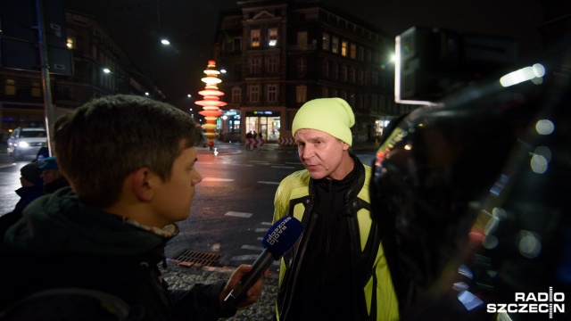 Około stu osób uczestniczyło w symbolicznym odsłonięciu Frygi w centrum Szczecina. Siedmiometrowy, żółto-czerwony bąk stoi na placu Zamenhofa. Fot. Konrad Nowak [Radio Szczecin] Kontrowersyjna rzeźba odsłonięta [WIDEO, ZDJĘCIA]
