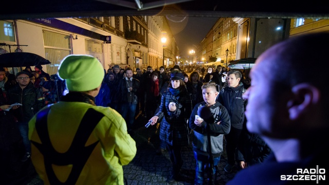 Około stu osób uczestniczyło w symbolicznym odsłonięciu Frygi w centrum Szczecina. Siedmiometrowy, żółto-czerwony bąk stoi na placu Zamenhofa. Fot. Konrad Nowak [Radio Szczecin] Kontrowersyjna rzeźba odsłonięta [WIDEO, ZDJĘCIA]
