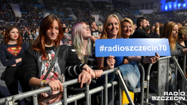 Koncert z okazji "siedemdziesiątki" Radia Szczecin wystartował po godzinie 17. Fot. Jarosław Gaszyński [Radio Szczecin] "Takiej imprezy jeszcze nie było. Najlepsza 70-tka na świecie" [WIDEO, DUŻO ZDJĘĆ]