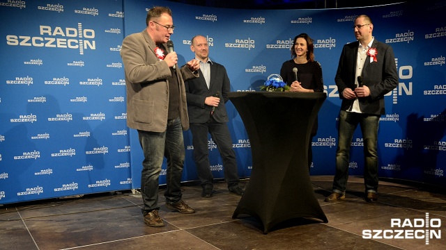 Zespół Lemon zapowiedzieli dziennikarze Radia Szczecin: Monika Pyrek, Przemysław Szymańczyk, Rafał Molenda i redaktor naczelny Tomasz Chaciński. Fot. Jarosław Gaszyński [Radio Szczecin] "Takiej imprezy jeszcze nie było. Najlepsza 70-tka na świecie" [WIDEO, DUŻO ZDJĘĆ]