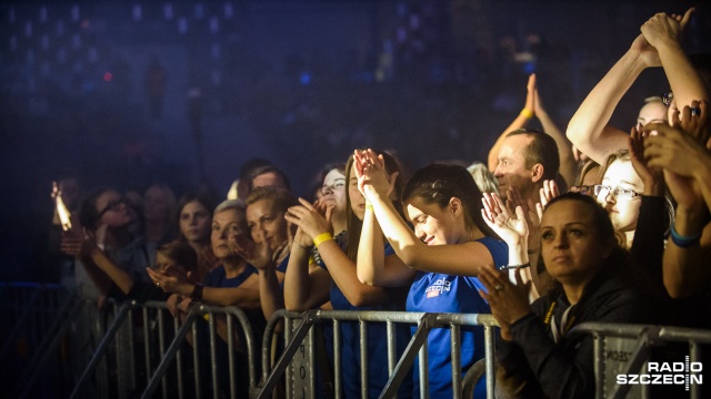 Grubson na scenie, a w Azoty Arenie blisko pięciotysięczna publiczność. Fot. Konrad Nowak [Radio Szczecin] "Takiej imprezy jeszcze nie było. Najlepsza 70-tka na świecie" [WIDEO, DUŻO ZDJĘĆ]