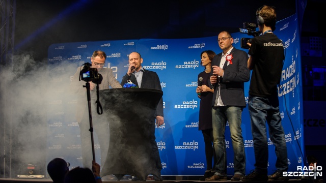 Koncert z okazji "siedemdziesiątki" Radia Szczecin wystartował po godzinie 17. Grubsona zapowiedzieli prezenterzy Poranka w Radiu Szczecin Agata Hawrylczuk i Jarosław Gowin. Fot. Konrad Nowak [Radio Szczecin] "Takiej imprezy jeszcze nie było. Najlepsza 70-tka na świecie" [WIDEO, DUŻO ZDJĘĆ]