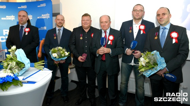 Odznaczenia za zasługi od Prezydenta Rzeczpospolitej Polskiej otrzymali prezes Radia Szczecin Adam Rudawski, dyrektor marketingu Piotr Sikora, redaktor naczelny Tomasz Chaciński i dziennikarz Rafał Molenda. Fot. Jarosław Gaszyński [Radio Szczecin] "To uzależnienie i praca zespołowa". Odznaczenia dla radiowców [WIDEO, ZDJĘCIA]