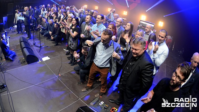 Na scenie ekipa Radia Szczecin. Fot. Jarosław Gaszyński [Radio Szczecin] Urodzinowe selfie ze słuchaczami [ZDJĘCIA]