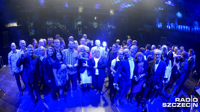 Na scenie ekipa Radia Szczecin. Fot. Jarosław Gaszyński [Radio Szczecin] Urodzinowe selfie ze słuchaczami [ZDJĘCIA]