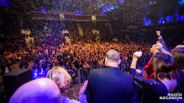 Na scenie ekipa Radia Szczecin. Fot. Konrad Nowak [Radio Szczecin] Urodzinowe selfie ze słuchaczami [ZDJĘCIA]