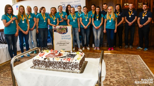 Szczypiornistki Pogoni u prezydenta. Były gratulacje i specjalny tort [ZDJĘCIA]