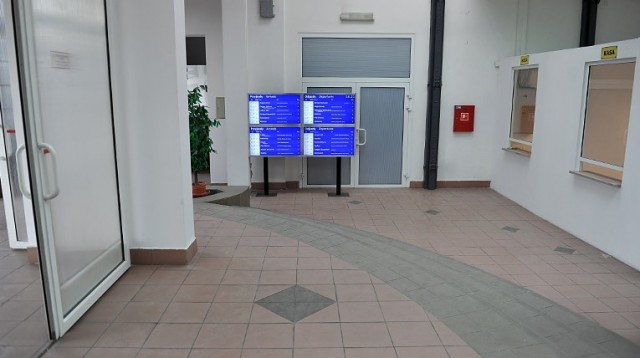 PKP przeprasza podróżnych za warunki na dworcu tymczasowym