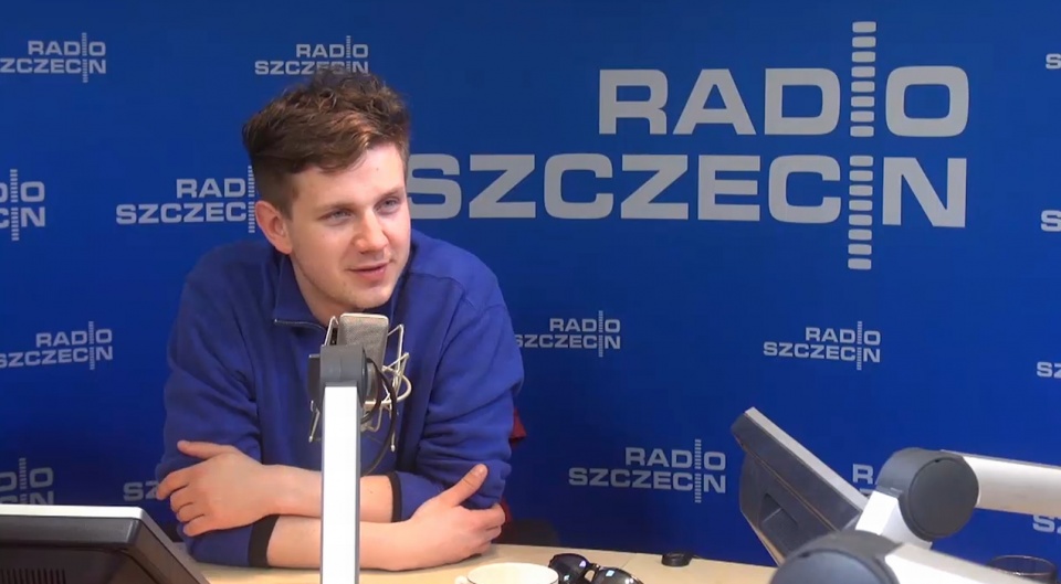 Główny bohater - tytułowy Filip - to młody kelner, który pracuje w hotelu we Frankfurcie nad Menem. W tej roli występuje Antoni Królikowski. Fot. Radio Szczecin.