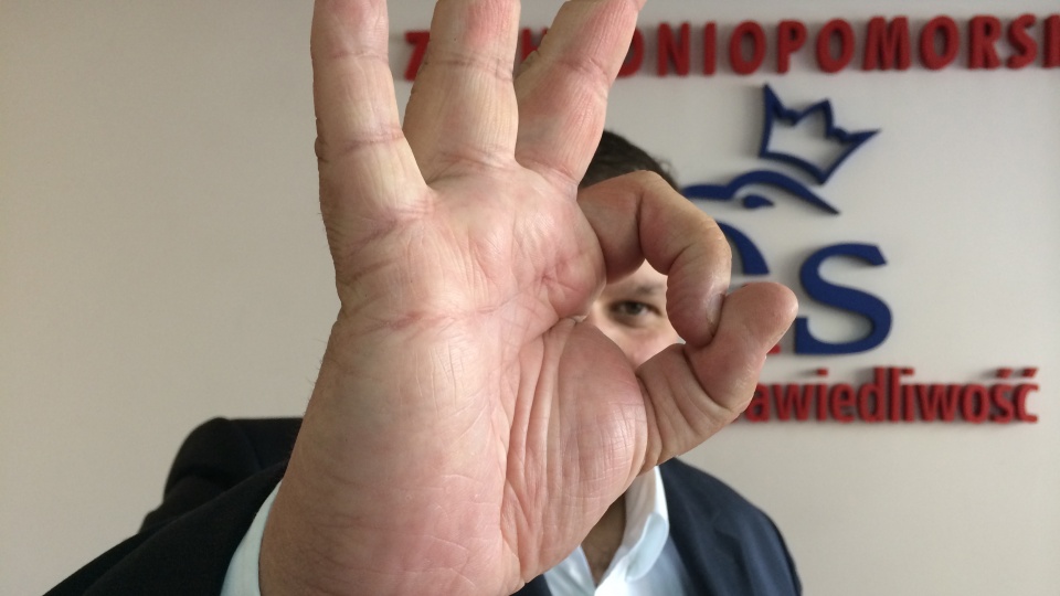 Podczas konferencji prasowej radny PiS Krzysztof Zaremba składał palce w małe kółko i ironizował. Fot. Andrzej Kutys [Radio Szczecin]