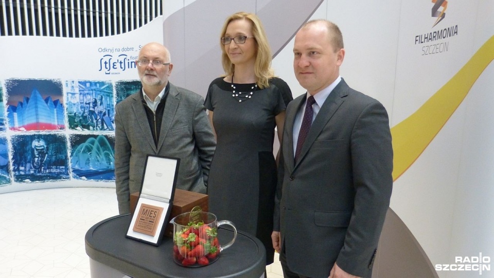 Prezydent Szczecina zaprezentował nagrodę Miesa van der Rohe. Statuetkę otrzymała szczecińska Filharmonia. Fot. Grzegorz Gibas [Radio Szczecin]