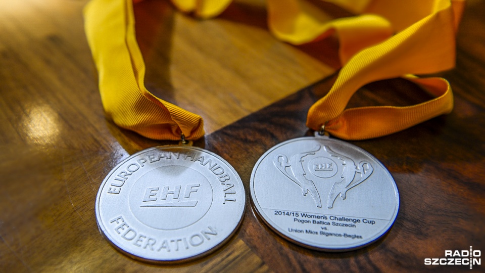 Piłkarki ręczne Pogoni Baltica po historycznym sukcesie, jakim był finał Pucharu Challenge, gościły we wtorek u prezydenta Szczecina Piotra Krzystka. Fot. Jarosław Gaszyński [Radio Szczecin]