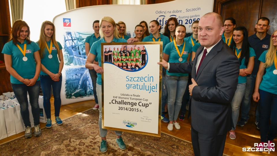Piłkarki ręczne Pogoni Baltica po historycznym sukcesie, jakim był finał Pucharu Challenge, gościły we wtorek u prezydenta Szczecina Piotra Krzystka. Fot. Jarosław Gaszyński [Radio Szczecin]