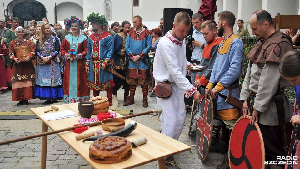 Założyciel i wojewoda Drużyny Grodu Trzygłowa Igor Górewicz poślubił swoją wybrankę Katarzynę. Fot. Łukasz Szełemej [Radio Szczecin]