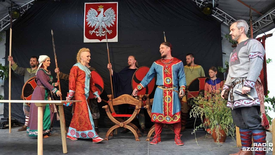 Założyciel i wojewoda Drużyny Grodu Trzygłowa Igor Górewicz poślubił swoją wybrankę Katarzynę. Fot. Łukasz Szełemej [Radio Szczecin]