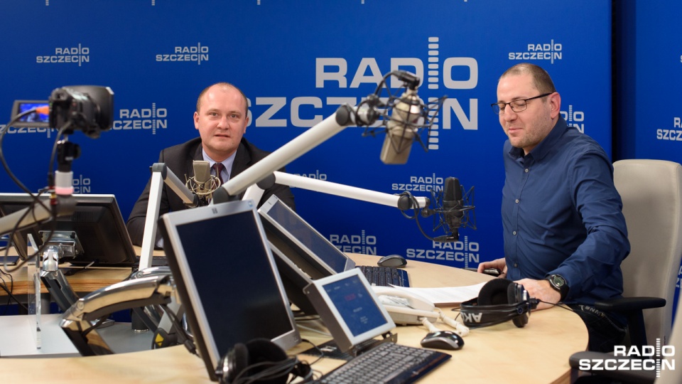 Piotr Krzystek w "Rozmowach pod krawatem" tłumaczył, że plany przebudowy stadionu Pogoni, zamiast budowy nowego, są efektem analiz, a nie - jak pytał prowadzący - "złej chemii pomiędzy nim a prezesem klubu Pogoni Szczecin". Fot. Konrad Nowak [Radio Szczec