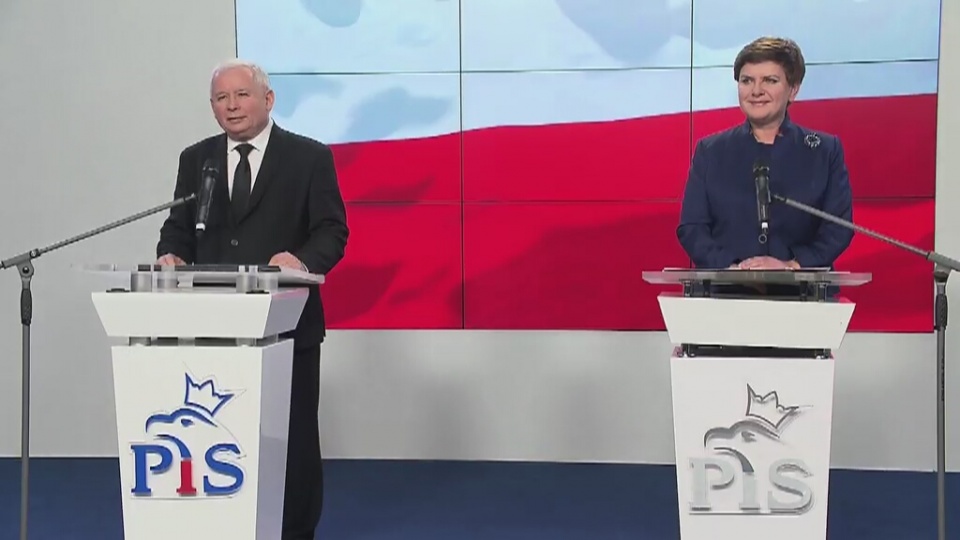 W poniedziałek po południu w siedzibie PiS politycy zwycięskiej partii przedstawili skład rządu. Fot. TVN24/x-news