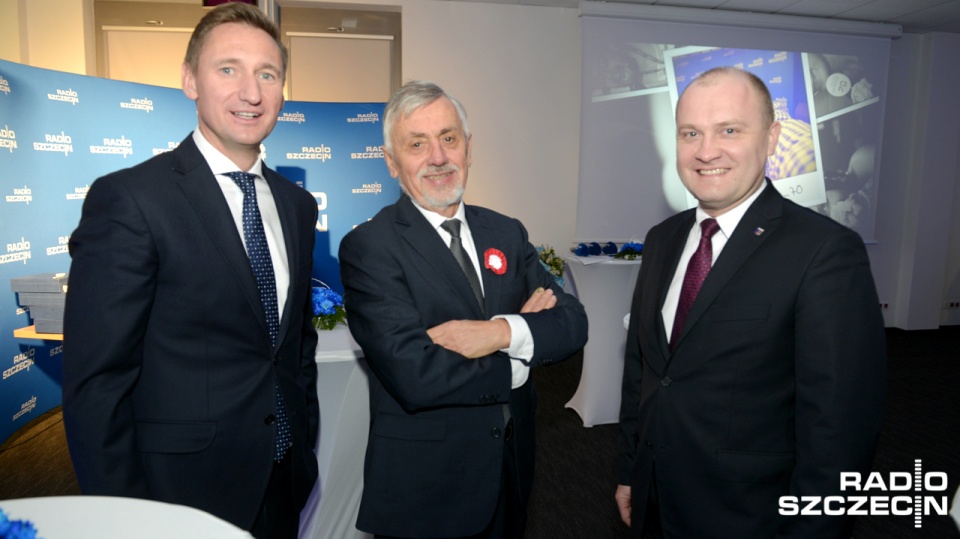 Od lewej: Olgierd Geblewicz (marszałek województwa), Marek Tałsiewicz (wojewoda zachodniopomorski) i Piotr Krzystek (prezydent Szczecina) Fot. Jarosław Gaszyński [Radio Szczecin]