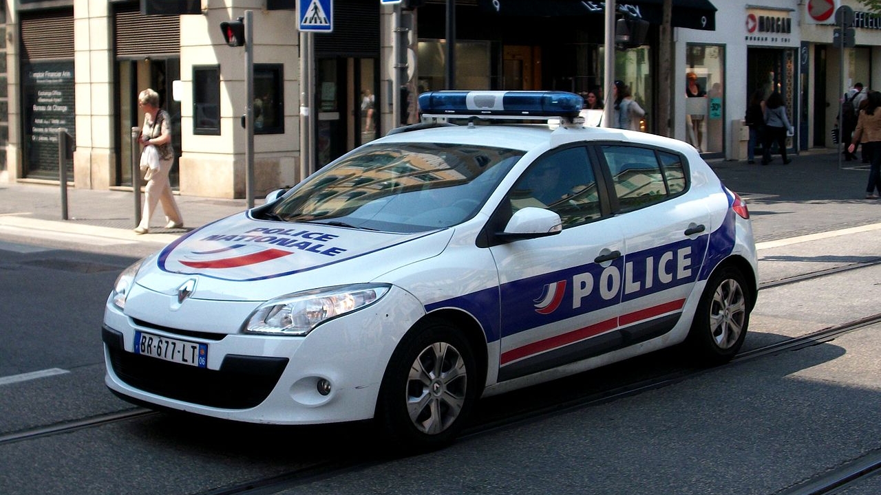 We Francji zatrzymano trzy osoby podejrzewane o planowanie ataku terrorystycznego. Francuskie służby znalazły w ich mieszkaniach materiały wybuchowe i przedmioty wskazujące na powiązania z organizacją Państwo Islamskie.