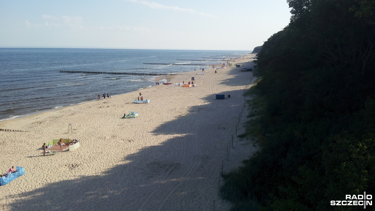 Ręczniki, maty, koce i stroje kąpielowe już w użyciu. Na świnoujskiej plaży typowo wakacyjny widok - nie brakuje plażujących.