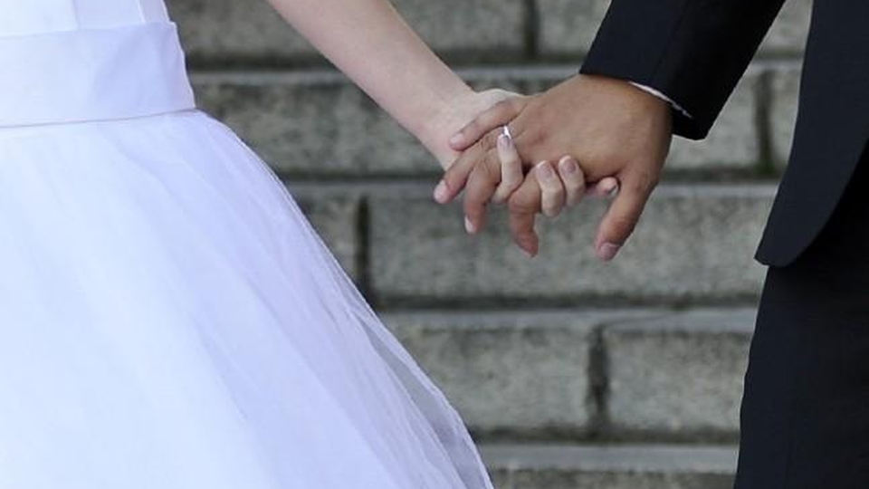 Rząd zajmie się dziś ustawą upraszczającą procedurę rozwodową. Do rozwiązania małżeństwa mogłoby dojść przed Urzędem Stanu Cywilnego lub notariuszem. Proponowane przepisy dotyczą par, które chcą się rozstać bez orzekania o winie. Projekt przygotował zespół rządowo-ekspercki do spraw deregulacji.