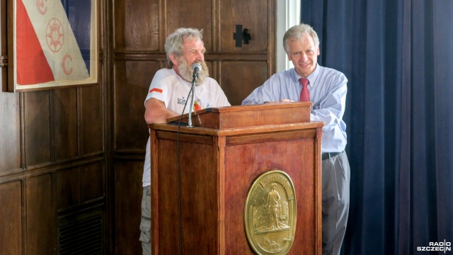 Aleksander Doba w Explorers Club w Nowym Jorku, w którym opowiadał o swojej wyprawie i pokazywał kajak. Fot. Tomasz Chaciński [Radio Szczecin] "Olo" już na wodzie. Kajak Aleksandra Doby zwodowany [WIDEO, DUŻO ZDJĘĆ]