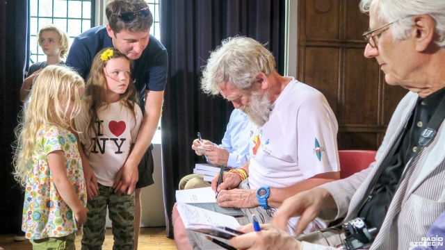 Aleksander Doba w Explorers Club w Nowym Jorku, w którym opowiadał o swojej wyprawie i pokazywał kajak. Fot. Tomasz Chaciński [Radio Szczecin] "Olo" już na wodzie. Kajak Aleksandra Doby zwodowany [WIDEO, DUŻO ZDJĘĆ]