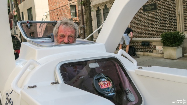 Aleksander Doba w Explorers Club w Nowym Jorku, w którym opowiadał o swojej wyprawie i pokazywał kajak. Fot. Piotr Sikora [Radio Szczecin] "Olo" już na wodzie. Kajak Aleksandra Doby zwodowany [WIDEO, DUŻO ZDJĘĆ]