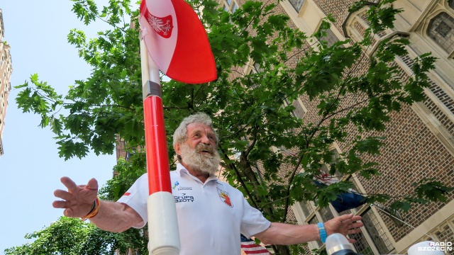 Aleksander Doba w Explorers Club w Nowym Jorku, w którym opowiadał o swojej wyprawie i pokazywał kajak. Fot. Piotr Sikora [Radio Szczecin] "Olo" już na wodzie. Kajak Aleksandra Doby zwodowany [WIDEO, DUŻO ZDJĘĆ]