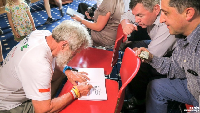 Aleksander Doba w Explorers Club w Nowym Jorku, w którym opowiadał o swojej wyprawie i pokazywał kajak. Fot. Tomasz Chaciński [Radio Szczecin] "Olo" już na wodzie. Kajak Aleksandra Doby zwodowany [WIDEO, DUŻO ZDJĘĆ]
